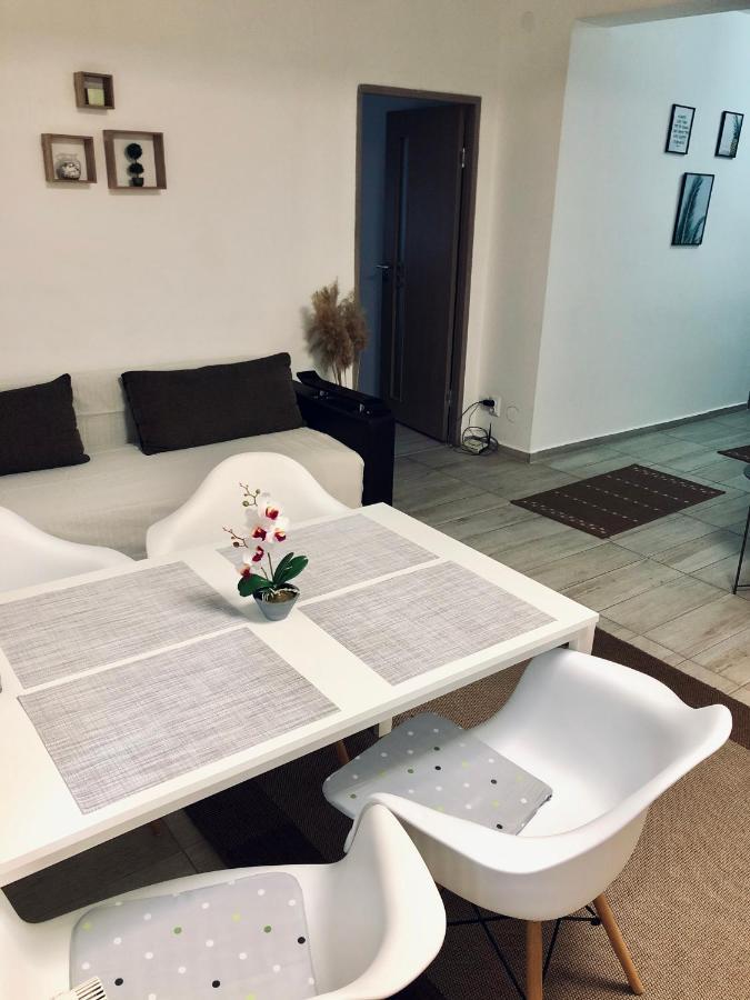 City Break Maya Apartment Oradea Bagian luar foto
